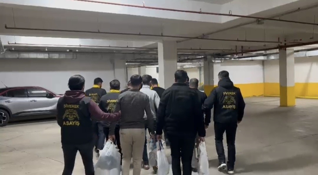 GÖZALTINA ALINAN ŞAHISLARIN POLİS EŞLİĞİNDE MİNİBÜSE BİLDİRİLMESİ