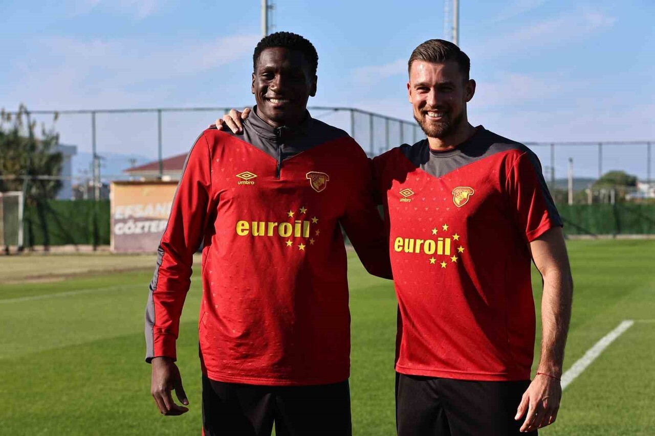 GÖZTEPE'NİN KALECİSİ MATEUSZ LİS (SAĞDA) İLE SAVUNMA OYUNCUSU HELİTON, TRENDYOL SÜPER LİG'DE BU...