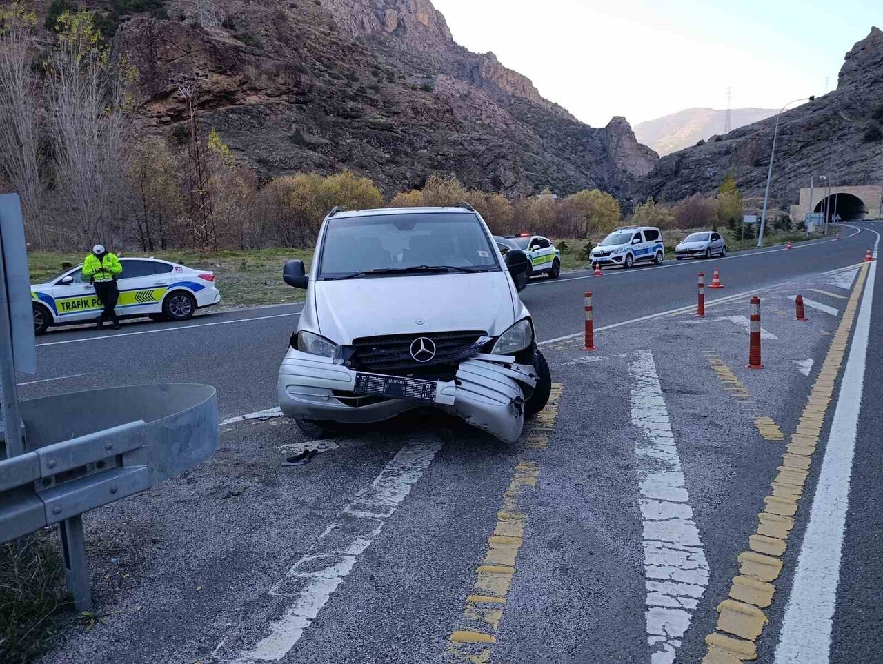 GÜMÜŞHANE'DE İKİ ARACIN KARIŞTIĞI KAZADA 4 KİŞİ YARALANDI.