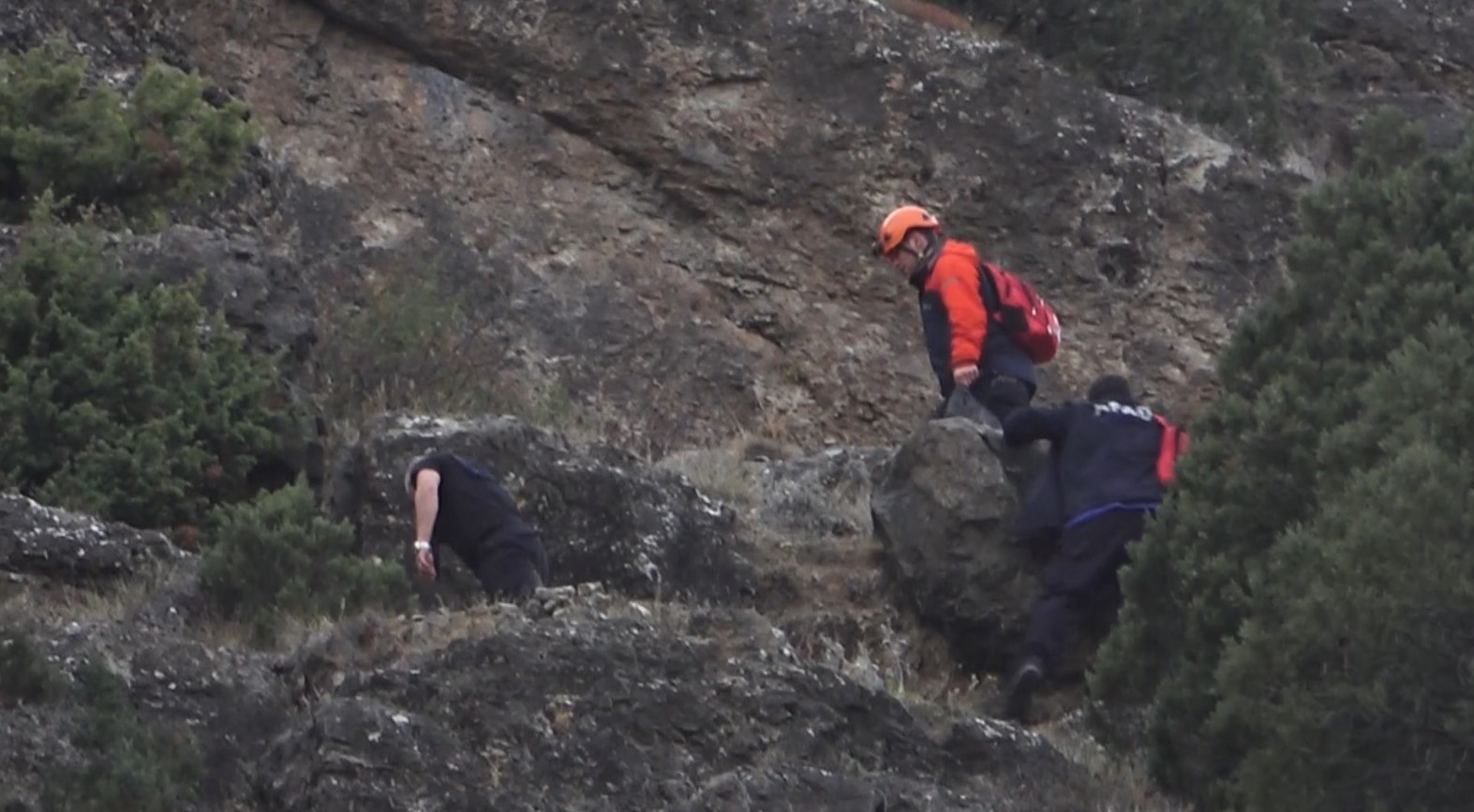 GÜMÜŞHANE’DE ARKADAŞIYLA BİRLİKTE GEZİNTİYE ÇIKAN ERKEK HEMŞİRE, DENGESİNİ KAYBEDEREK 4 METRELİK...