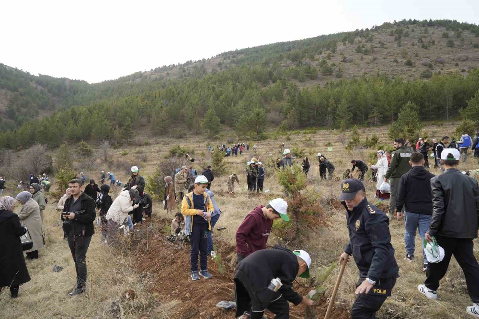 GÜMÜŞHANE’NİN KARŞIYAKA MAHALLESİ MESİRE ALANI’NDA DÜZENLENEN 11 KASIM MİLLİ AĞAÇLANDIRMA GÜNÜ...
