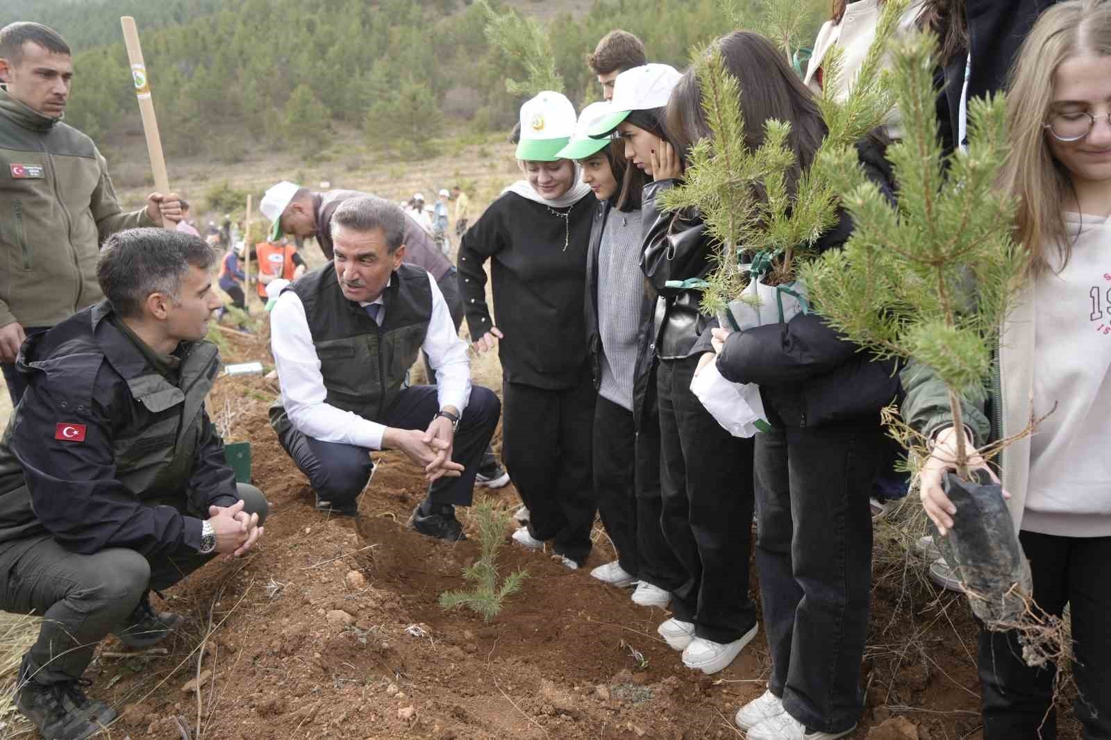 GÜMÜŞHANE’NİN KARŞIYAKA MAHALLESİ MESİRE ALANI’NDA DÜZENLENEN 11 KASIM MİLLİ AĞAÇLANDIRMA GÜNÜ...