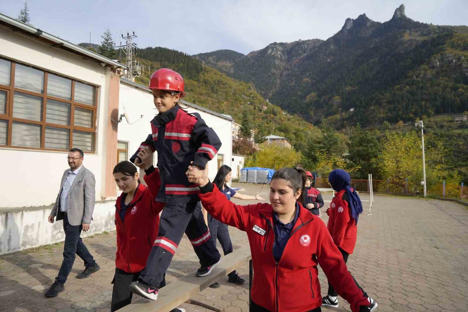 GÜMÜŞHANE ÜNİVERSİTESİ KÜRTÜN MESLEK YÜKSEKOKULU’NDA BAŞLATILAN ‘GENÇLİK İTFAİYESİ’ PROJESİYLE...