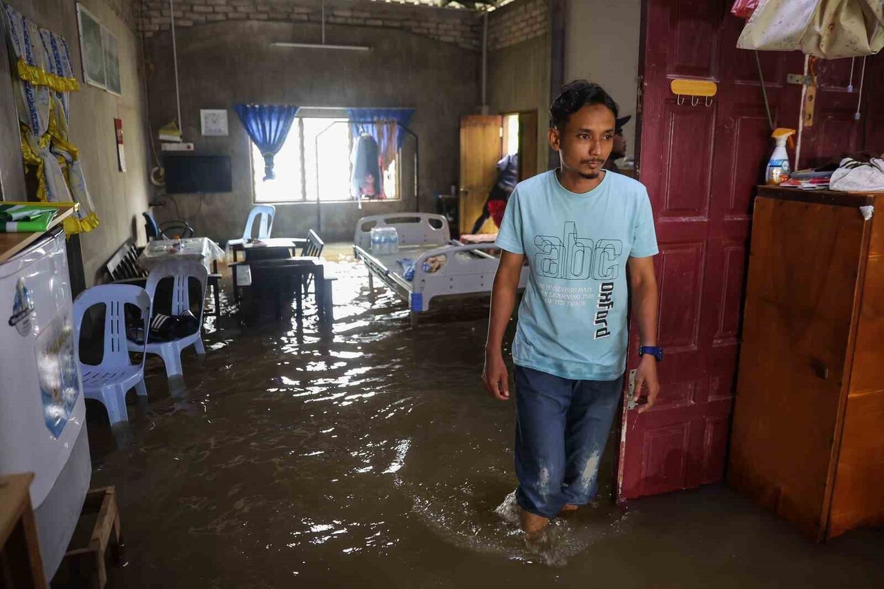 GÜNEY ASYA ÜLKELERİNDEKİ ŞİDDETLİ YAĞIŞLARIN YOL AÇTIĞI SEL VE TOPRAK KAYMALARINDA HAYATINI...