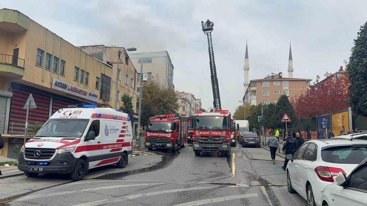 GÜNGÖREN’DE, 3 KATLI BİR TEKSTİL FABRİKASININ DEPO KISMINDA YANGIN ÇIKTI
