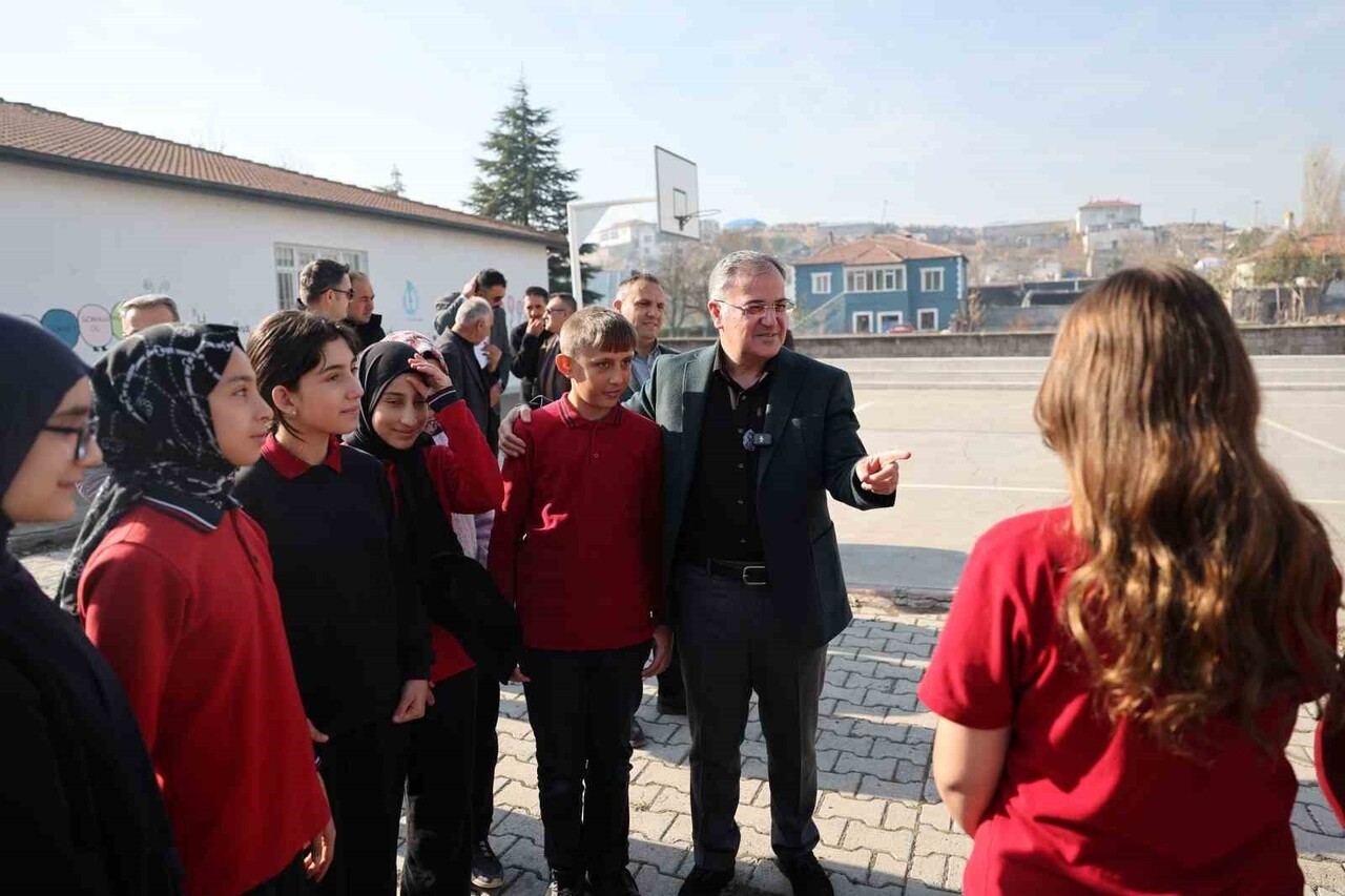 HACILAR BELEDİYE BAŞKANI BİLAL ÖZDOĞAN, İLÇE MİLLİ EĞİTİM MÜDÜRÜ HACI ERDOĞAN, ÖĞRETMENLER VE...