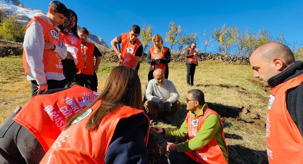 HAKARİ'NİN YÜKSEKOVA İLÇESİ YEŞİLTAŞ KÖYÜNDE GÖNÜLLÜLERCE "TOPRAK YOKSA SU, SU YOKSA GIDA YOK"...