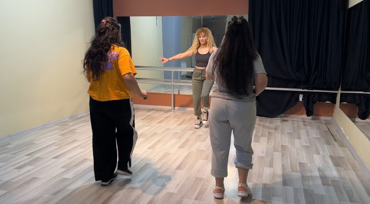 HAKKARİ'DE BİR KAFE ADETA BİR DÖNÜŞÜMLE SANAT MERKEZİNE DÖNÜŞTÜRÜLEREK, SADECE YEME-İÇME OLANAĞI...