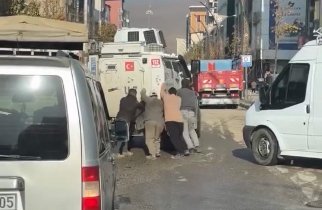 HAKKARİ'NİN YÜKSEKOVA İLÇESİNDE, ARIZALANARAK YOLDA KALAN BİR ZIRHLI POLİS ARACI, VATANDAŞLARIN...