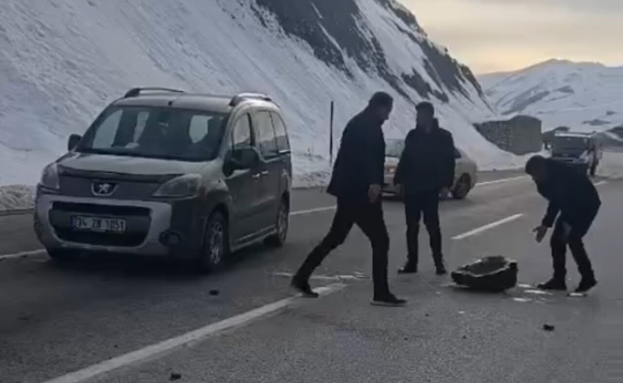 HAKKARİ'NİN YÜKSEKOVA İLÇESİNDE KARAYOLUNA DÜŞEN DEV KAYA PARÇALARI, TRAFİKTE SEYİR HALİNDE OLAN...