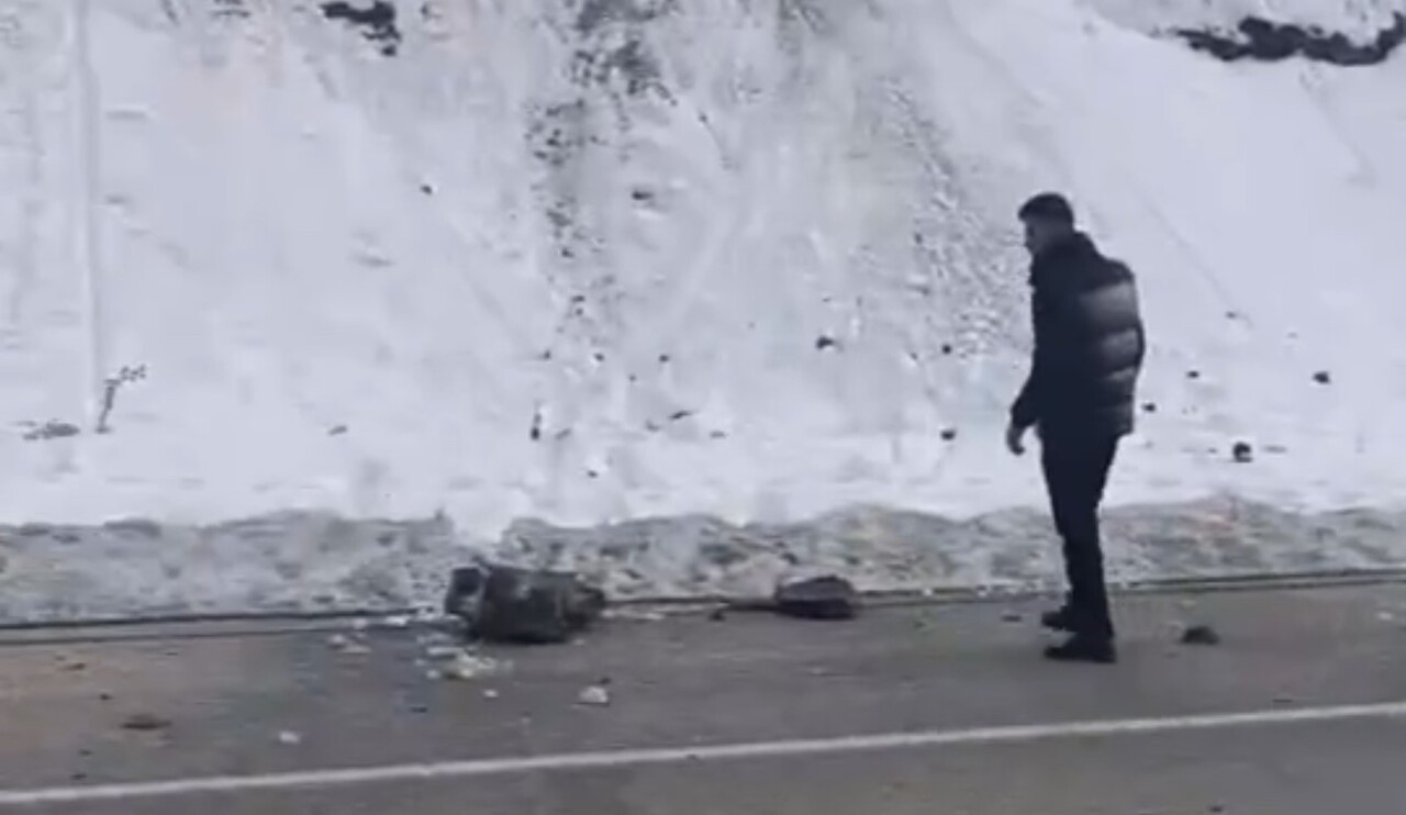 HAKKARİ'NİN YÜKSEKOVA İLÇESİNDE KARAYOLUNA DÜŞEN DEV KAYA PARÇALARI, TRAFİKTE SEYİR HALİNDE OLAN...