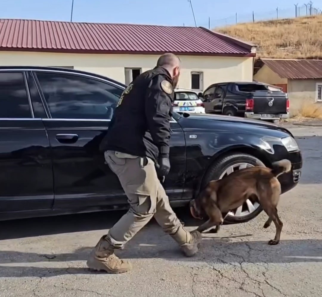 HAKKARİ'NİN YÜKSEKOVA İLÇESİNDE NARKOTİK POLİSİ TARAFINDAN BİR OTOMOBİLDE YAPILAN ARAMADA 24 KİLO...