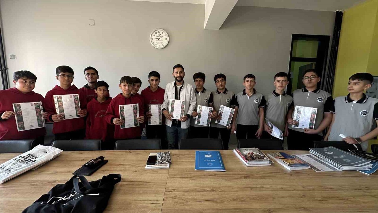 HAKKARİ'NİN YÜKSEKOVA MEHMET AKİF ERSOY ANADOLU LİSESİ ÖĞRENCİLERİ, ÖĞRETMENLERİNE HEM İNCELİK...