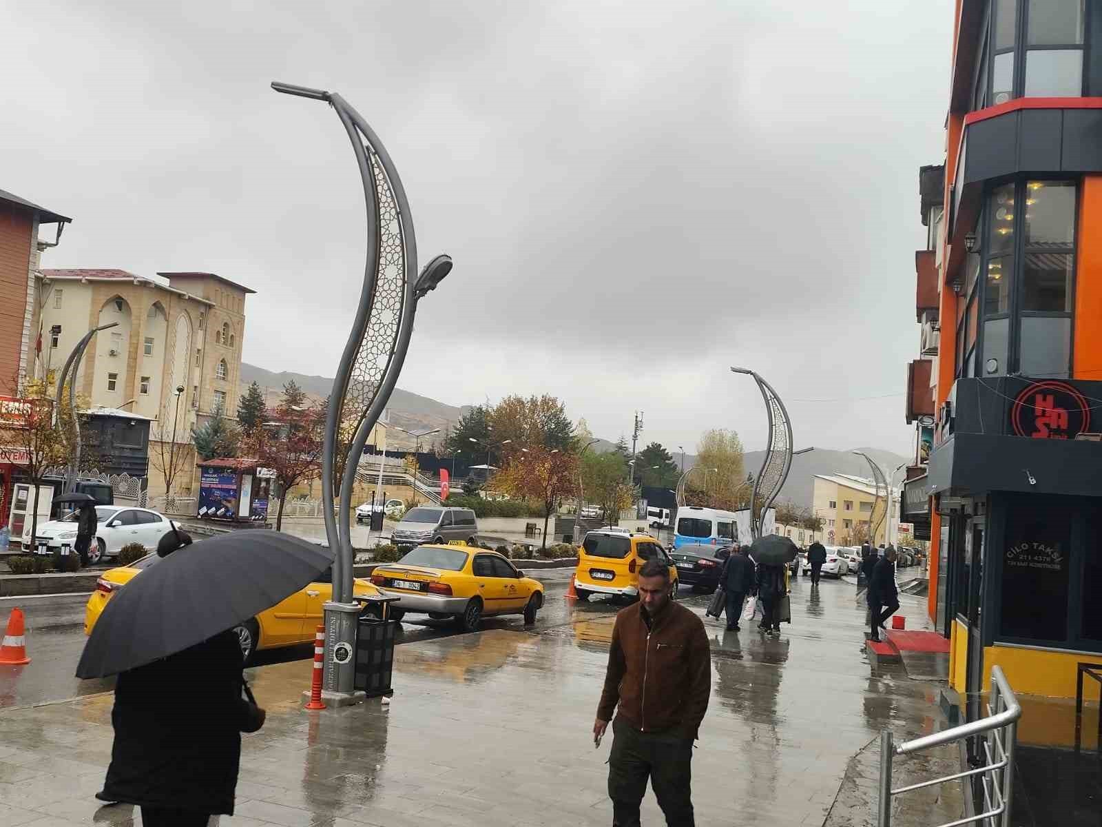 HAKKARİ’DE AKŞAM SAATLERİNDE BAŞLAYAN YAĞMUR, SABAH SAATLERİNDE DE KENT GENELİNDE ETKİSİNİ...