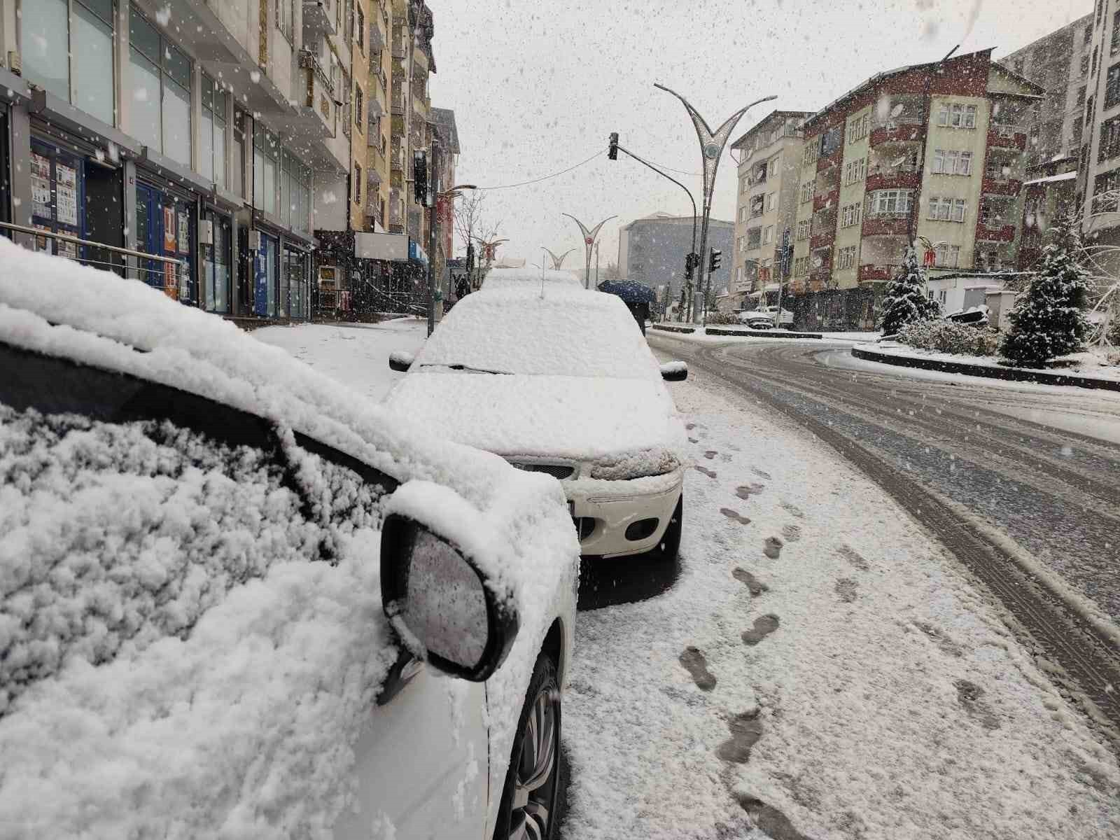 HAKKARİ’DE İKİ GÜNDÜR ARALIKLARLA DEVAM EDEN YAĞMUR, SABAH SAATLERİNDE YERİNİ YILIN İLK KAR...