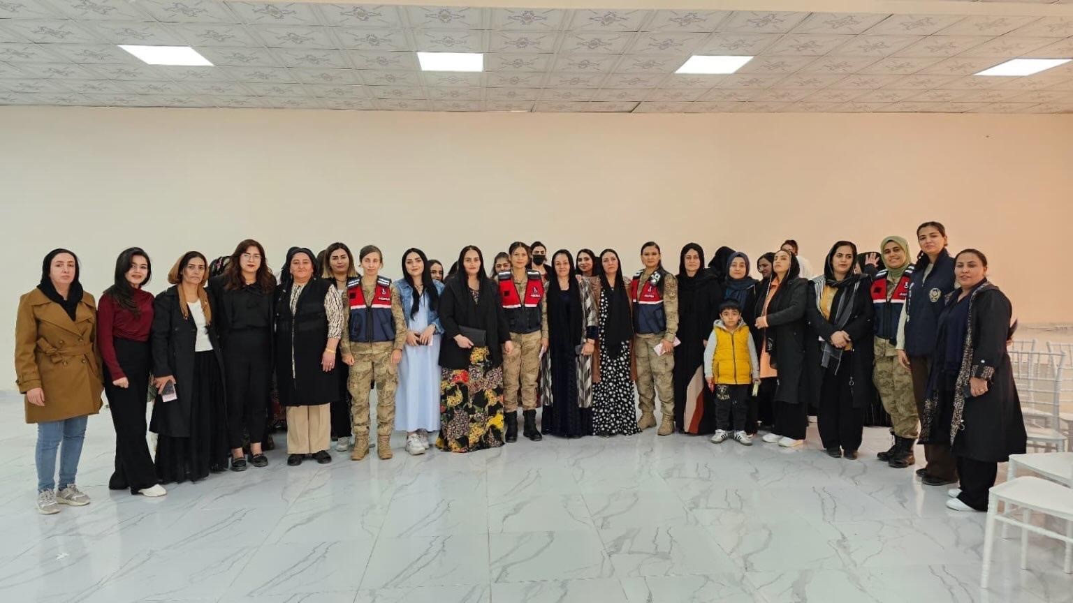 HAKKARİ’NİN YÜKSEKOVA GÖREVLİ KADIN GÜVENLİK GÜÇLERİ, İLÇE GENELİNDE KADIN DESTEK UYGULAMASINI...