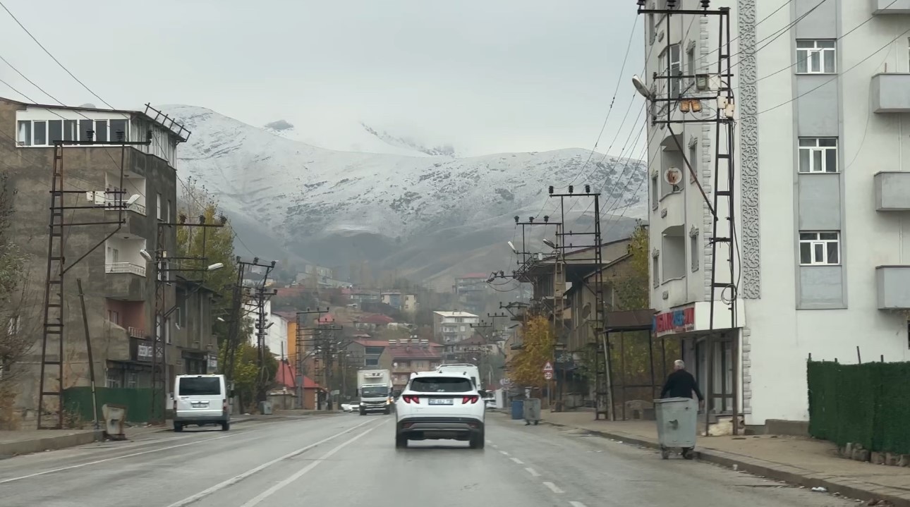 HAKKARİ’NİN YÜKSEKOVA İLÇESİNDE GECE SAATLERİNDE BAŞLAYAN KAR YAĞIŞI İLÇENİN ETRAFINI ÇEVRELEYEN...