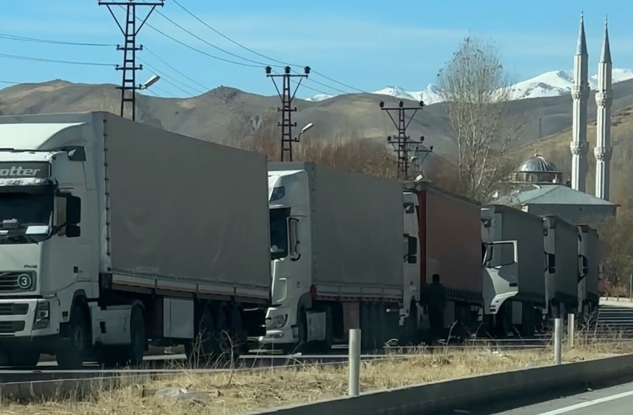 HAKKARİ’NİN YÜKSEKOVA İLÇESİNDEKİ ESENDERE GÜMRÜK KAPISI’NDA, İRAN TARAFINDA ARALIKLARLA DEVAM...