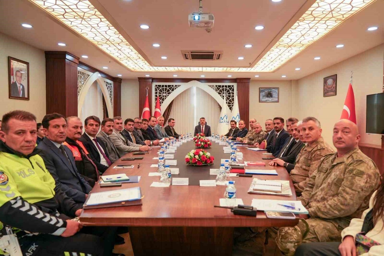 HAKKARİ VALİSİ VALİ ALİ ÇELİK, "YOĞUN KAR YAĞIŞLARINDA ACİL HASTALARIN SEVKLERİNDE AKSAMA...