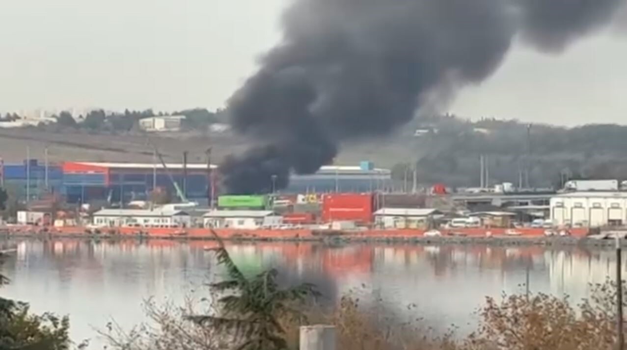 HALKALI GÜMRÜK İÇERİSİNDE BİR KONTEYNERDE YANGIN ÇIKTI. ALEV ALEV YANAN KONTEYNER, İTFAİYE...