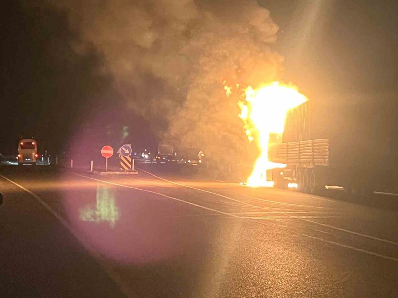 HAREKET HALİNDEKİ TIR ALEV TOPUNA DÖNDÜ