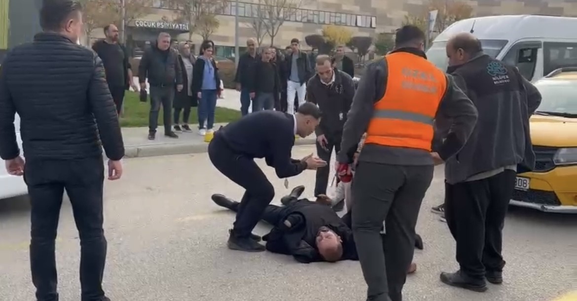 HASTANE ÖNÜNDE FECİ KAZA: YOLUN KARŞISINA GEÇMEYE ÇALIŞAN ADAMA TAKSİ ÇARPTI