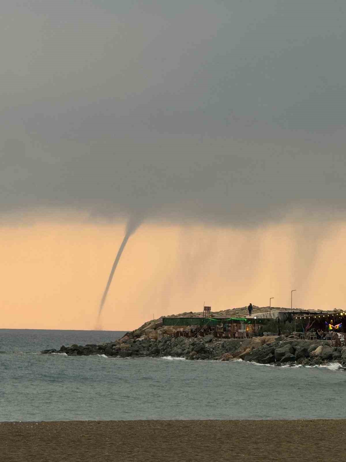 HATAY'DA AKDENİZ'İN SAMANDAĞ AÇIKLARINDA DENİZ ÜZERİNDE OLUŞAN HORTUM, VATANDAŞLAR TARAFINDAN CEP...