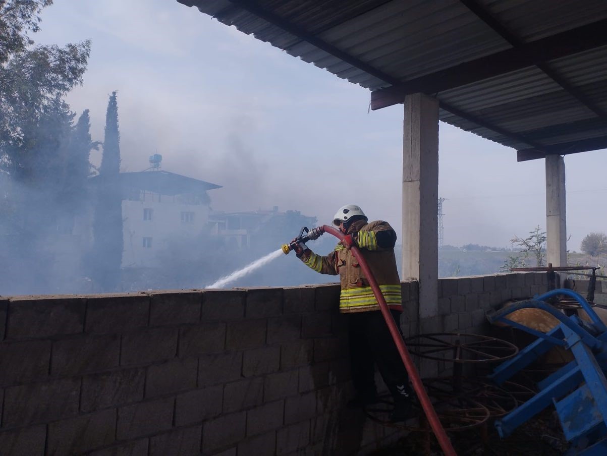 HATAY'DA BAHÇEDE ÇIKAN YANGIN, EVE SIÇRAMADAN SÖNDÜRÜLDÜ.