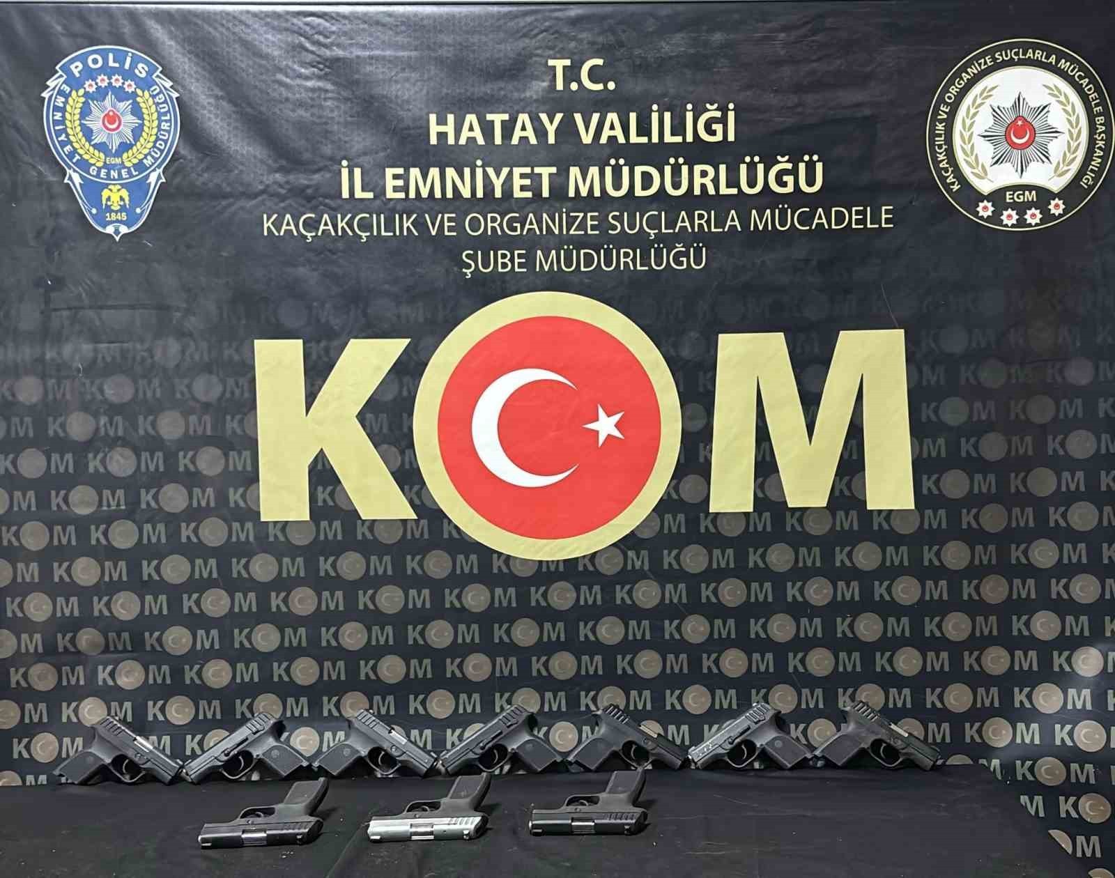 HATAY'DA POLİS EKİPLERİ TARAFINDAN DURDURULAN ARAÇTA YAPILAN ARAMADA ÇUVAL İÇERİSİNDE 10 RUHSATSIZ...