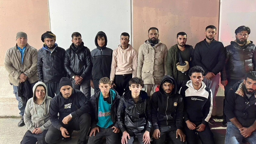 HATAY'DA POLİS EKİPLERİNCE DURDURULAN TIRIN DORSESİNDEN 16 KAÇAK GÖÇMEN ÇIKARKEN, OLAYLA İLGİLİ...