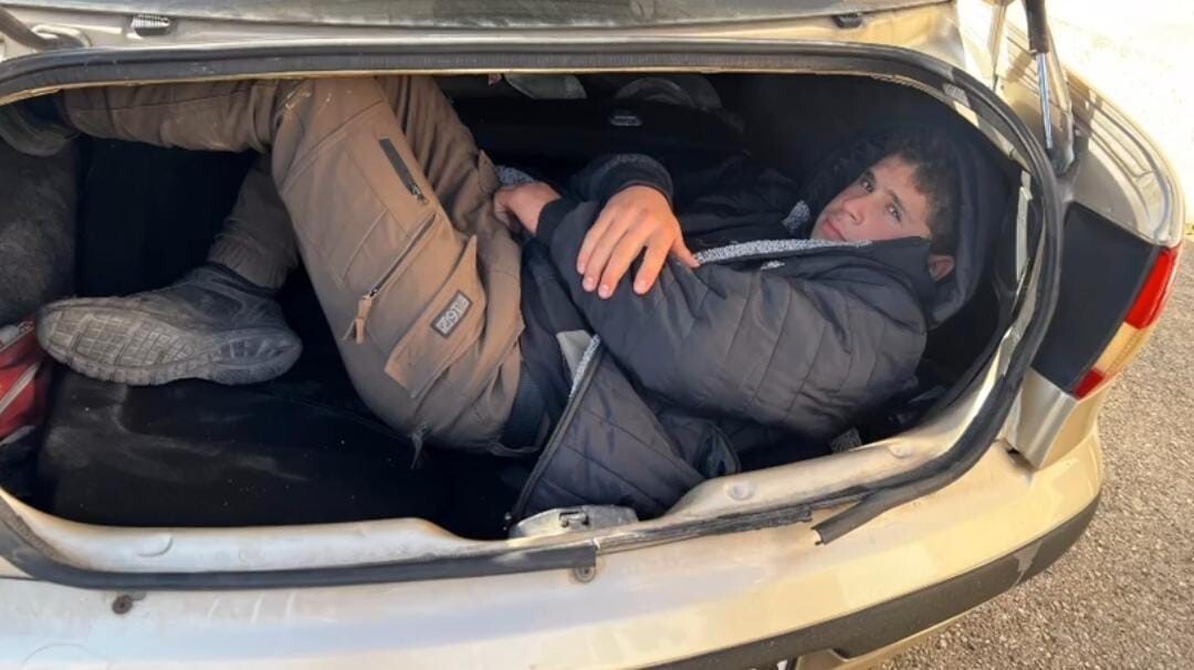 HATAY'DA TIKA BASA DOLDURULAN 2 ARAÇTAKİ 12 GÖÇMEN YAKALANIRKEN, 3 ORGANİZATÖR TUTUKLANDI.