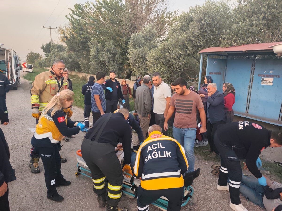 HATAY'DA TOFAŞ MARKA OTOMOBİLLE, HAFİF TİCARİ ARACIN ÇARPIŞTIĞI KAZADA 6 KİŞİ YARALANDI.