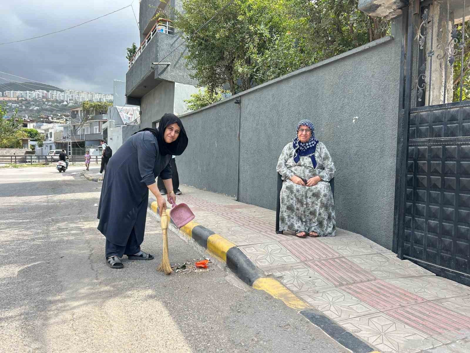 HATAY'DA YAŞAYAN 76 YAŞINDAKİ KADİFE TURGUT, 60 YILDAN BU YANA EVİNİN ÖNÜNÜ HER SABAH TEMİZLEYEREK...