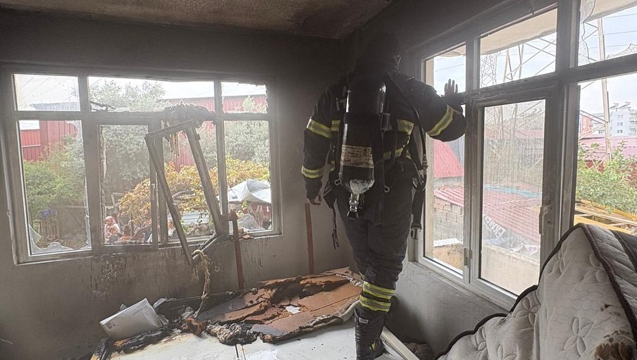 HATAY'IN DÖRTYOL İLÇESİNDE 4 KATLI BİNANIN 2 KATINDA ÇIKAN YANGINDA DUMANDAN ETKİLENEN 1 KİŞİ...