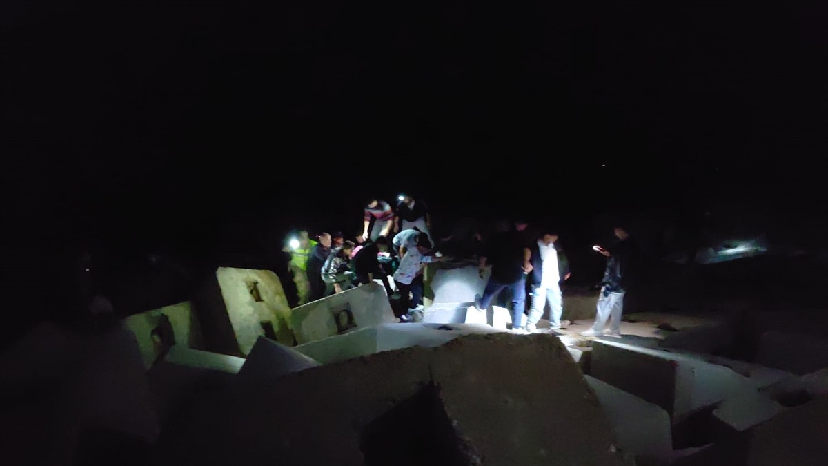 Hatay'ın Samandağ ilçesinde denize düşerek boğulma tehlikesi geçiren genç kız hastaneye...