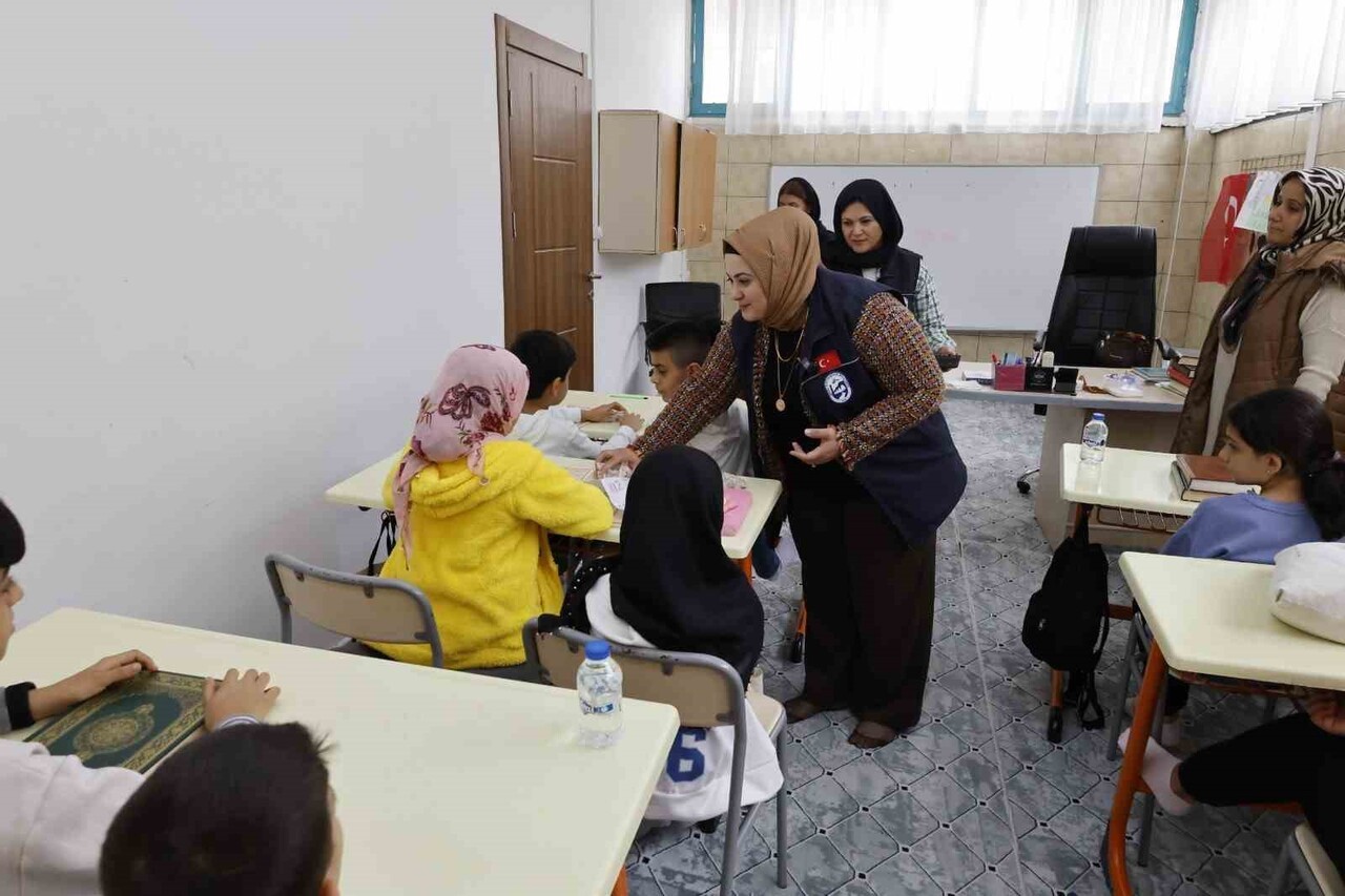 HATAY BÜYÜKŞEHİR BELEDİYESİ, ASRIN FELAKETİNDE YAŞAMINI YİTİREN ÖĞRETMENLER ADINA MEVLİT OKUTARAK...