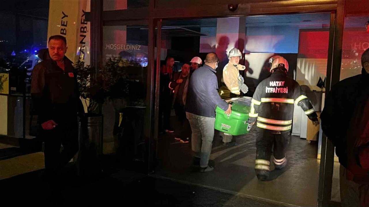 HATAY’DA 7 KATLI APARTMANIN EN ALT KATINDA BULUNAN GALERİDE ÇIKAN YANGINDA DUMANLARI FARK EDEREK...