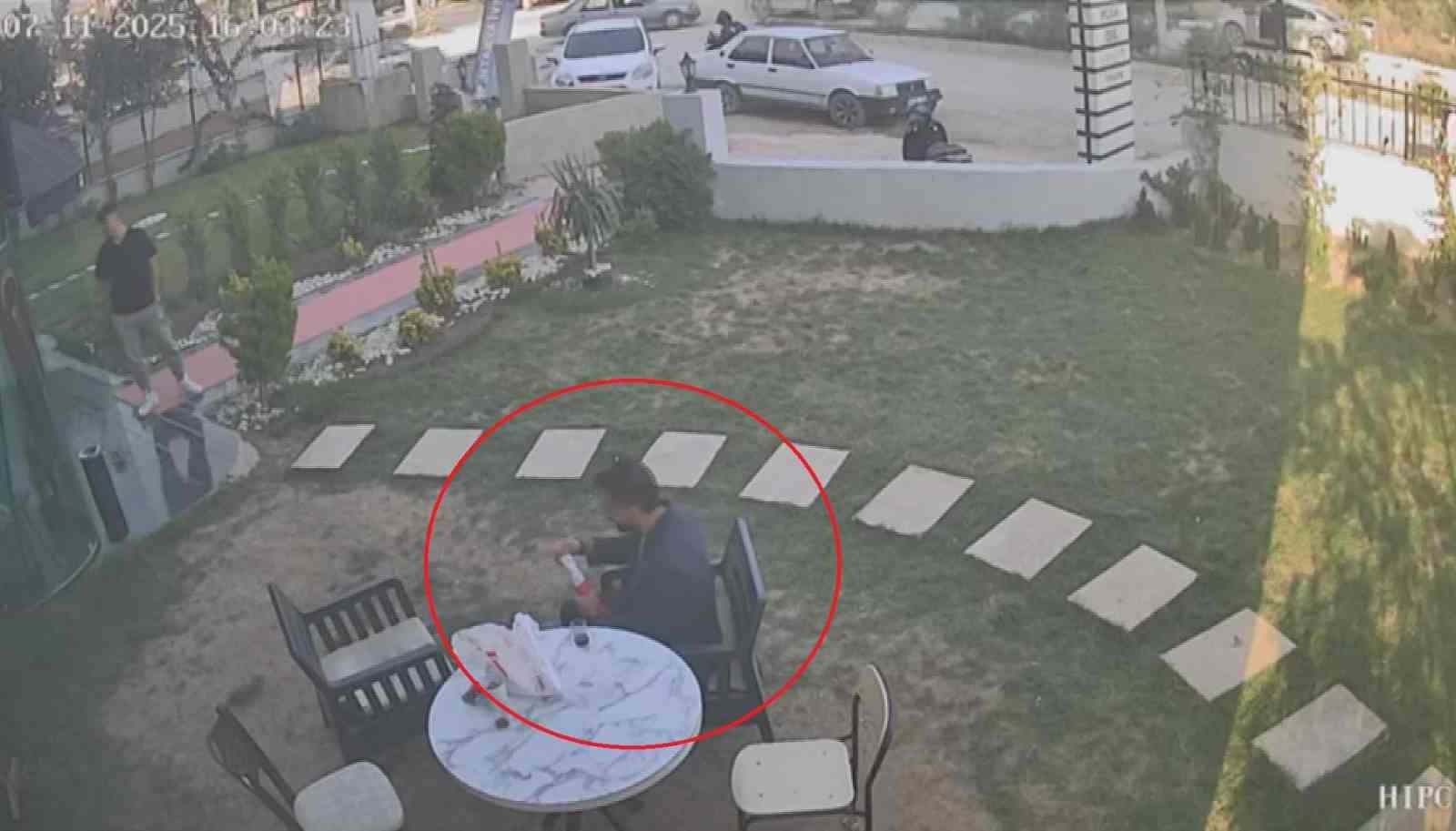 HATAY’DA ESNAFLIK YAPAN CUMA KARAAHMETLİ, SİPARİŞ ETTİĞİ DÖNERİ YEDİĞİ ESNADA DEPREM...