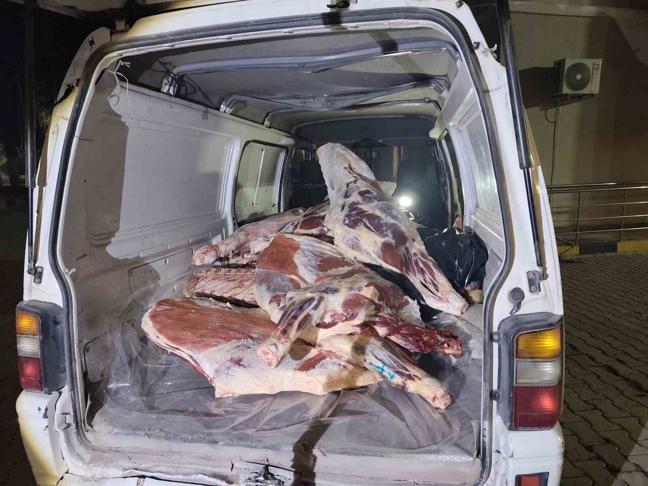 HATAY’DA JANDARMA EKİPLERİ TARAFINDAN DURDURULAN ARAÇTA MENŞEİ BELİRSİZ 900 KİLOGRAM KIRMIZI ET...