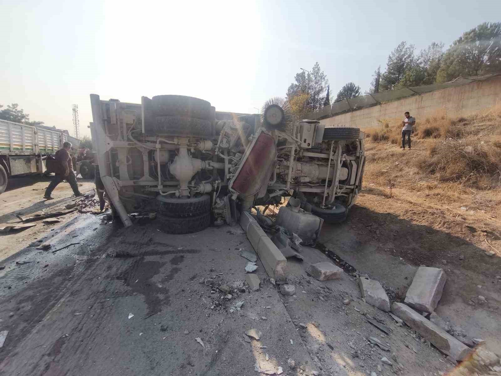 HATAY’DA KAMYON VE TIRIN ÇARPIŞMASIYLA YAŞANAN KAZADA ARAÇ SÜRÜCÜLERİ YARALANDI.