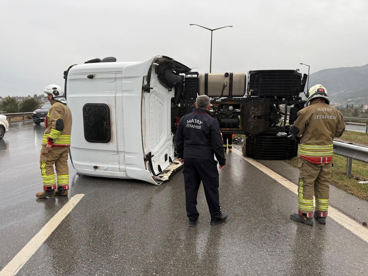 HATAY’DA KAYGANLAŞAN ZEMİNDE KONTROLDEN ÇIKARAK DEVRİLEN TIRIN SÜRÜCÜSÜ YARALANDI.