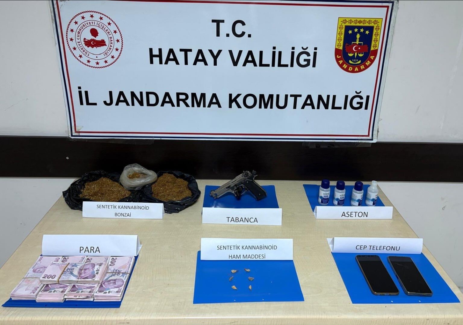 HATAY’DA KUŞ KÜMESİNDEN 2 KİLO 500 GRAM UYUŞTURUCU MADDE VE PARA ÇIKTI