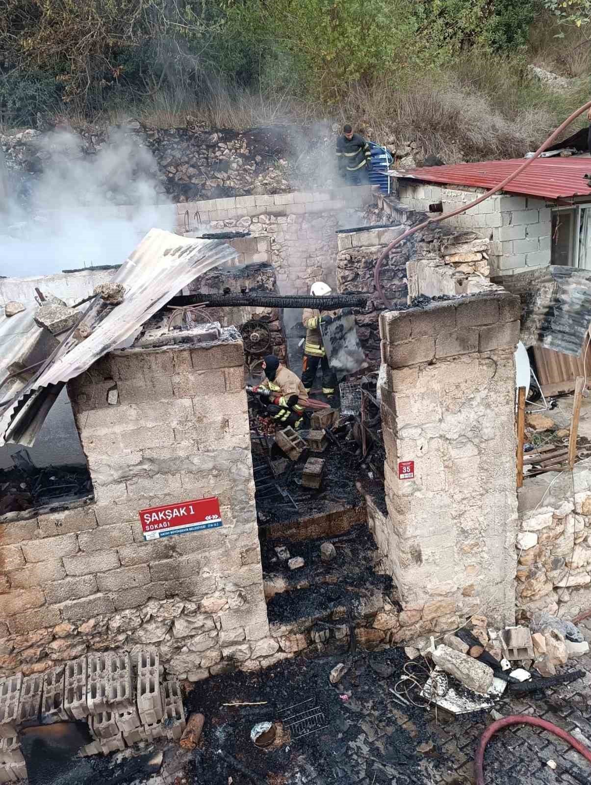 HATAY’DA METRUK BİNADA ÇIKAN YANGIN, ÇEVREDEKİ EVLERE SIÇRAMADAN SÖNDÜRÜLDÜ.