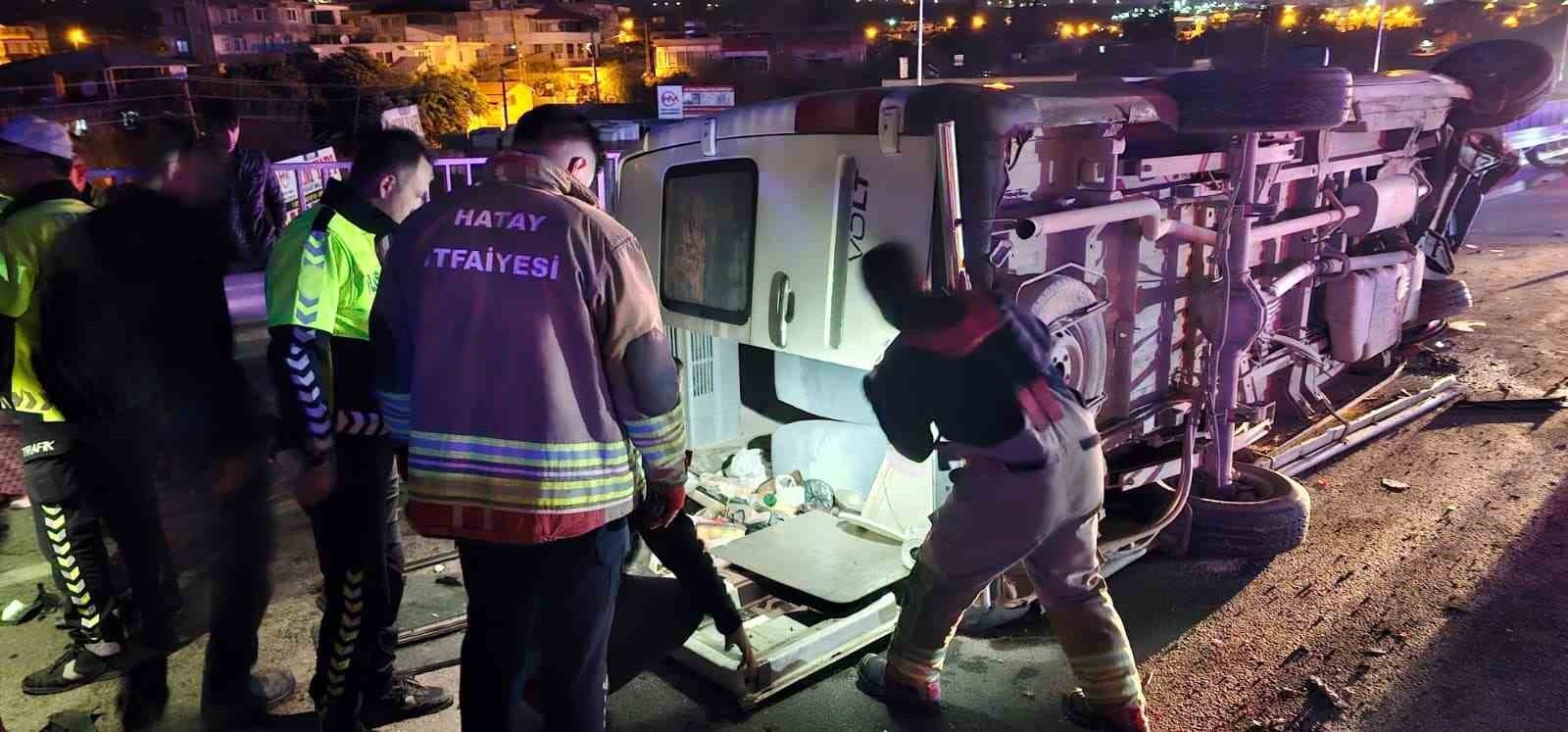 HATAY’DA MİNİBÜS VE OTOMOBİLİN ÇARPIŞMASIYLA YAŞANAN KAZADA 11 KİŞİ YARALANDI.