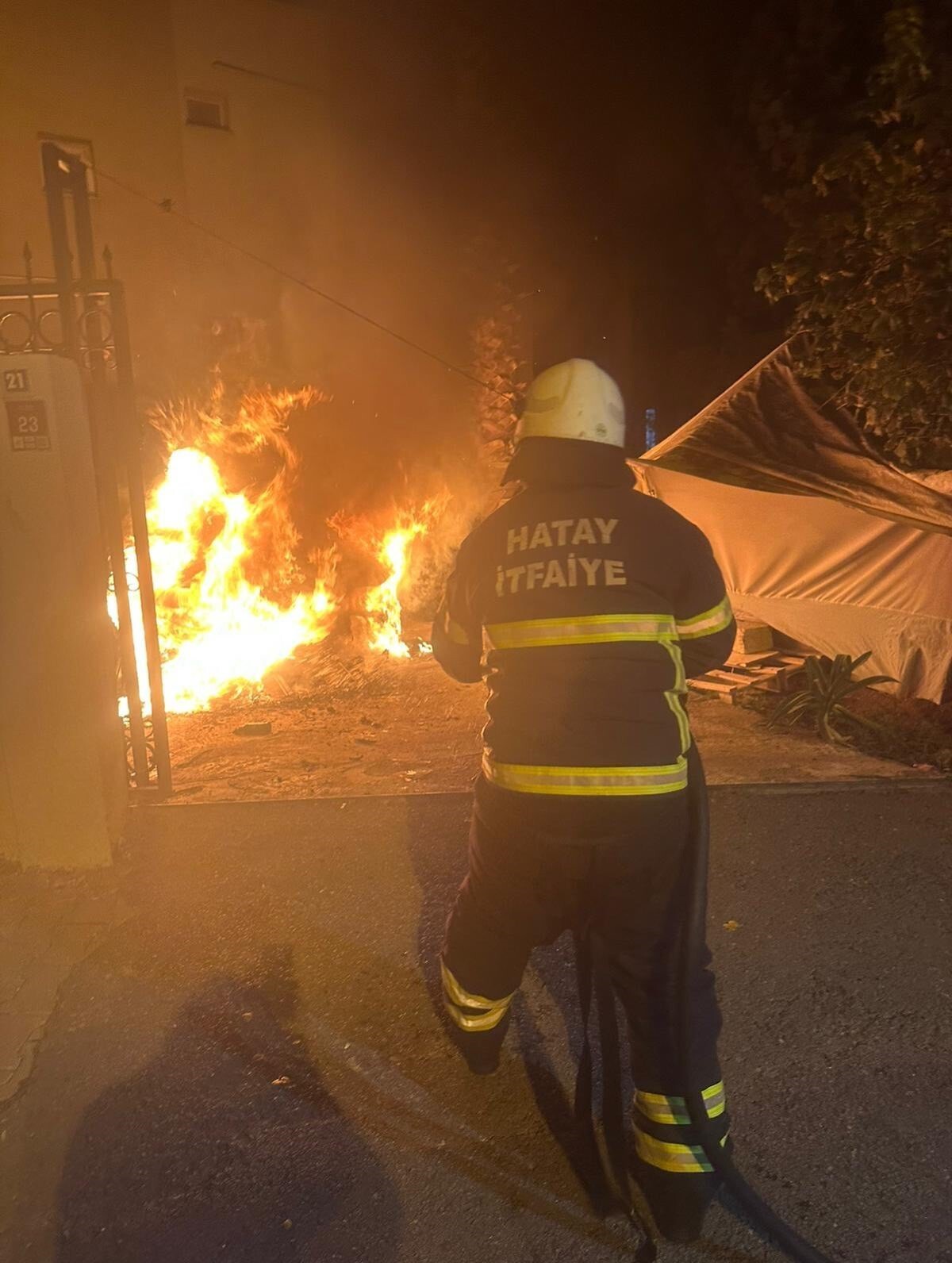 HATAY’DA PARK HALİNDEYKEN ALEVLERE TESLİM OLAN OTOMOBİL KULLANILMAZ HALE GELDİ.