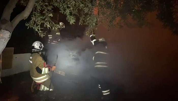 HATAY’DA PARK HALİNDEYKEN ALEVLERE TESLİM OLAN OTOMOBİL YANARAK KULLANILMAZ HALE GELDİ.