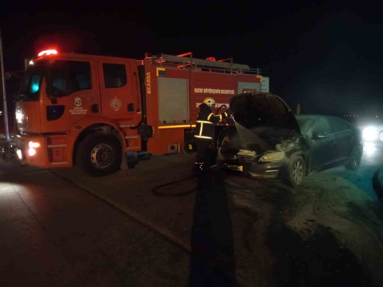HATAY’DA SEYİR HALİNDEYKEN ALEVLERE TESLİM OLAN OTOMOBİLDE HASAR OLUŞTU.