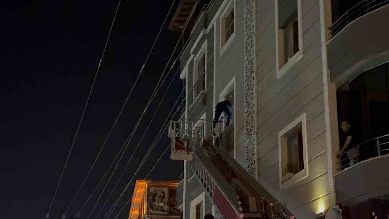 HATAY (İHA) - HATAY’IN ARSUZ İLÇESİNDE BİR DAİRENİN KAPISININ KİLİTLENMESİ ÜZERİNE İÇERİDE MAHSUR...