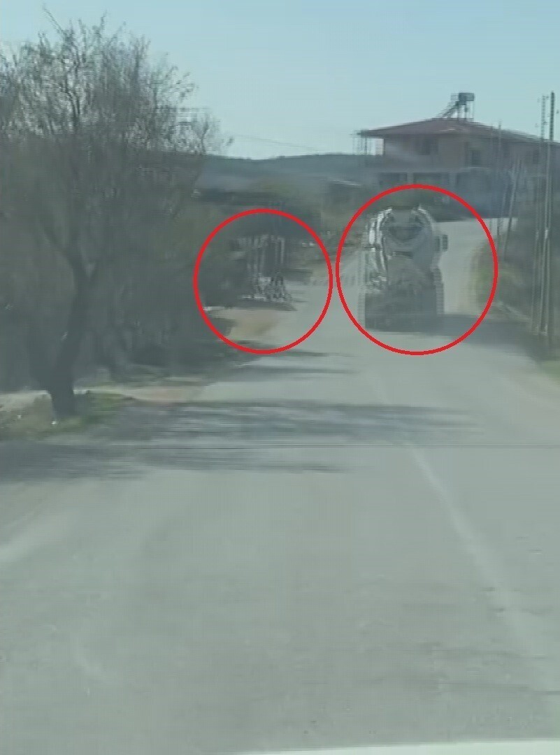 HATAY’IN ALTINÖZÜ İLÇESİNDE ÇİFT YÖNLÜ TRAFİKTE 100 KİLOMETRE HIZI BULAN SÜRATLE İLERLEYEN...