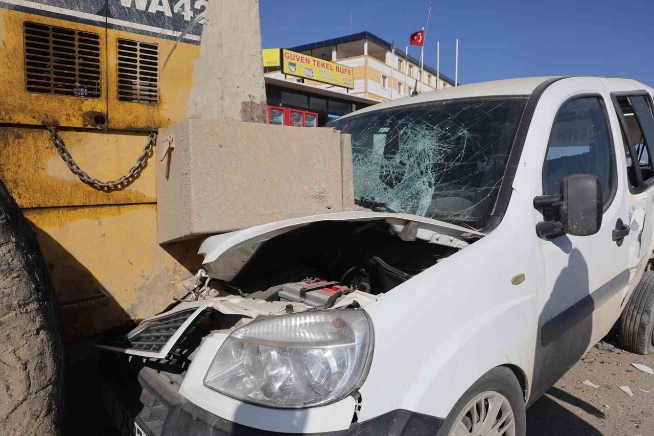 HATAY’IN ANTAKYA İLÇESİNDE HATALI SOLLAMA YAPAN OTOMOBİL, PARK HALİNDEKİ HAFİF TİCARİ ARACA...